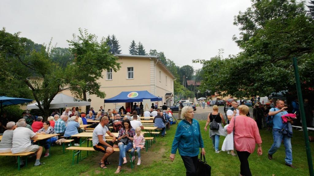 Gosciniec Jas -Sniadania I Obiadokolacje Szwedzki Stol W Cenie Bezplatny Parking 斯克拉斯卡波伦巴 外观 照片